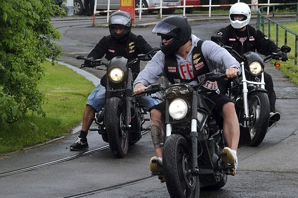 Motorkáři se scházejí v Praze.